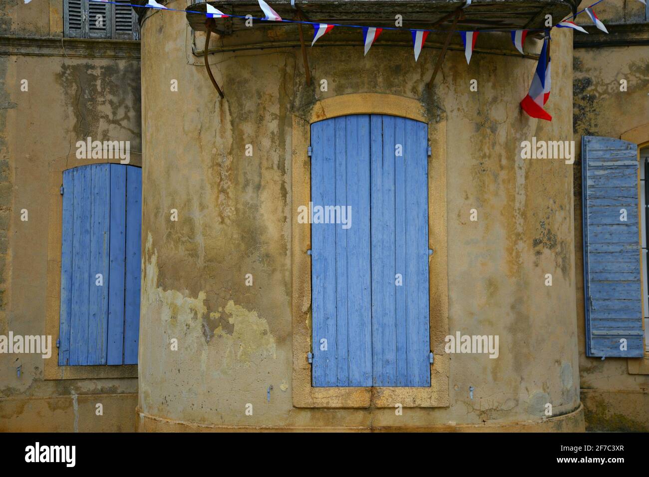 Blasser Stuckfassade im ländlichen Provençal-Stil im malerischen Dorf Grambois, Provence-Alpes-Côte d'Azur, Vaucluse, Frankreich. Stockfoto