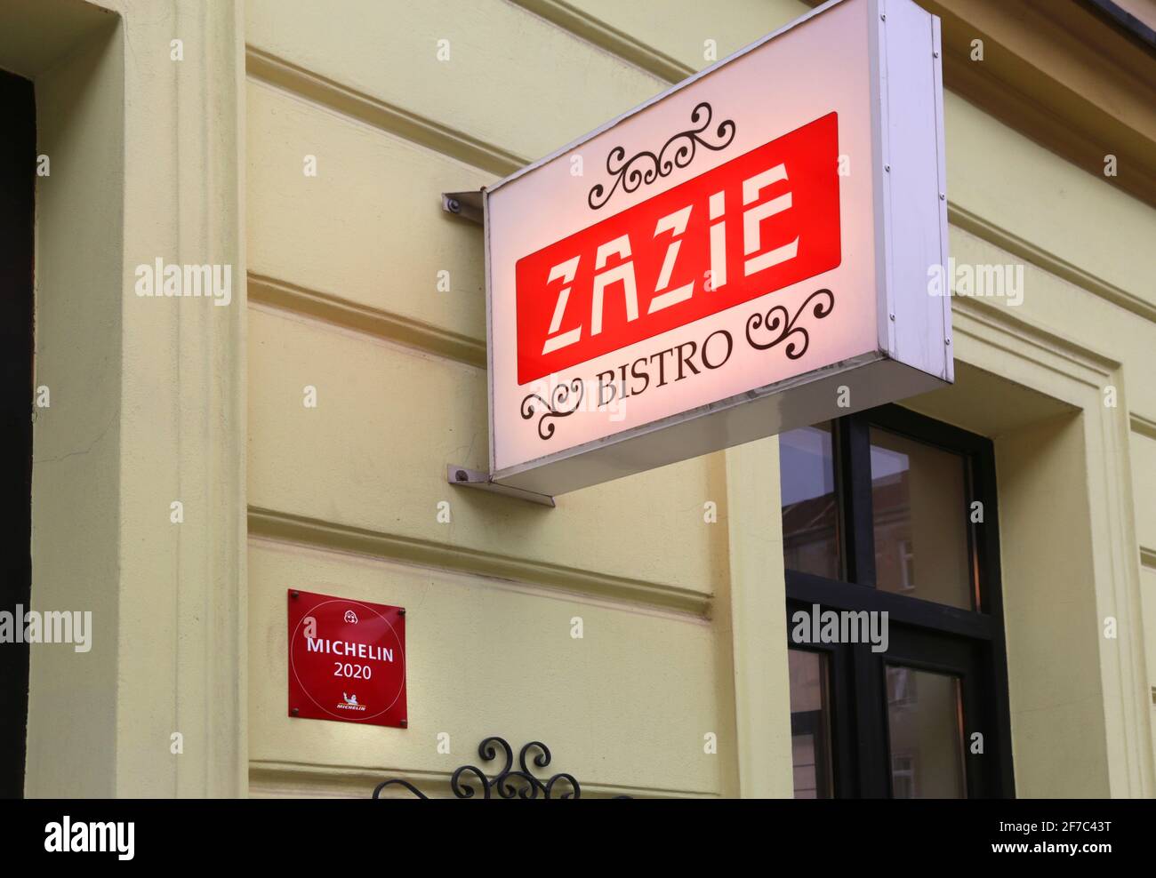 Krakau. Krakau. Polen. 'Zazie Bistro' französische Küche mit Restaurantschild an der Fassade. Rotes Zeichen der Michelin-Platte: Gute Küche Michel Stockfoto Krakau. Krakau. Polen. 'Zazie Bistro' französische Küche mit Restaurantschild an der Fassade. Rotes Zeichen der Michelin-Platte: Gute Küche Michel Stockfoto