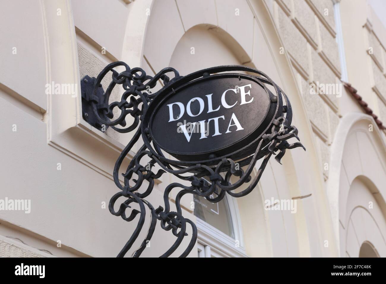 Krakau. Krakau. Polen. „Dolce Vita“-Tanzclub und Pub-Schild an der Gebäudefassade. Kazimierz-Viertel. Stockfoto