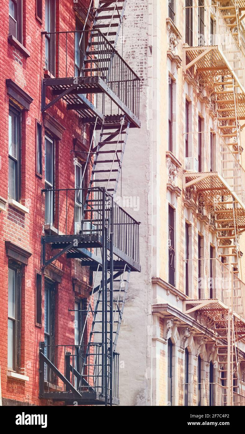 Bild von alten Gebäuden mit Feuerausbrüchen, Farbtonung aufgetragen, New York City, USA. Stockfoto