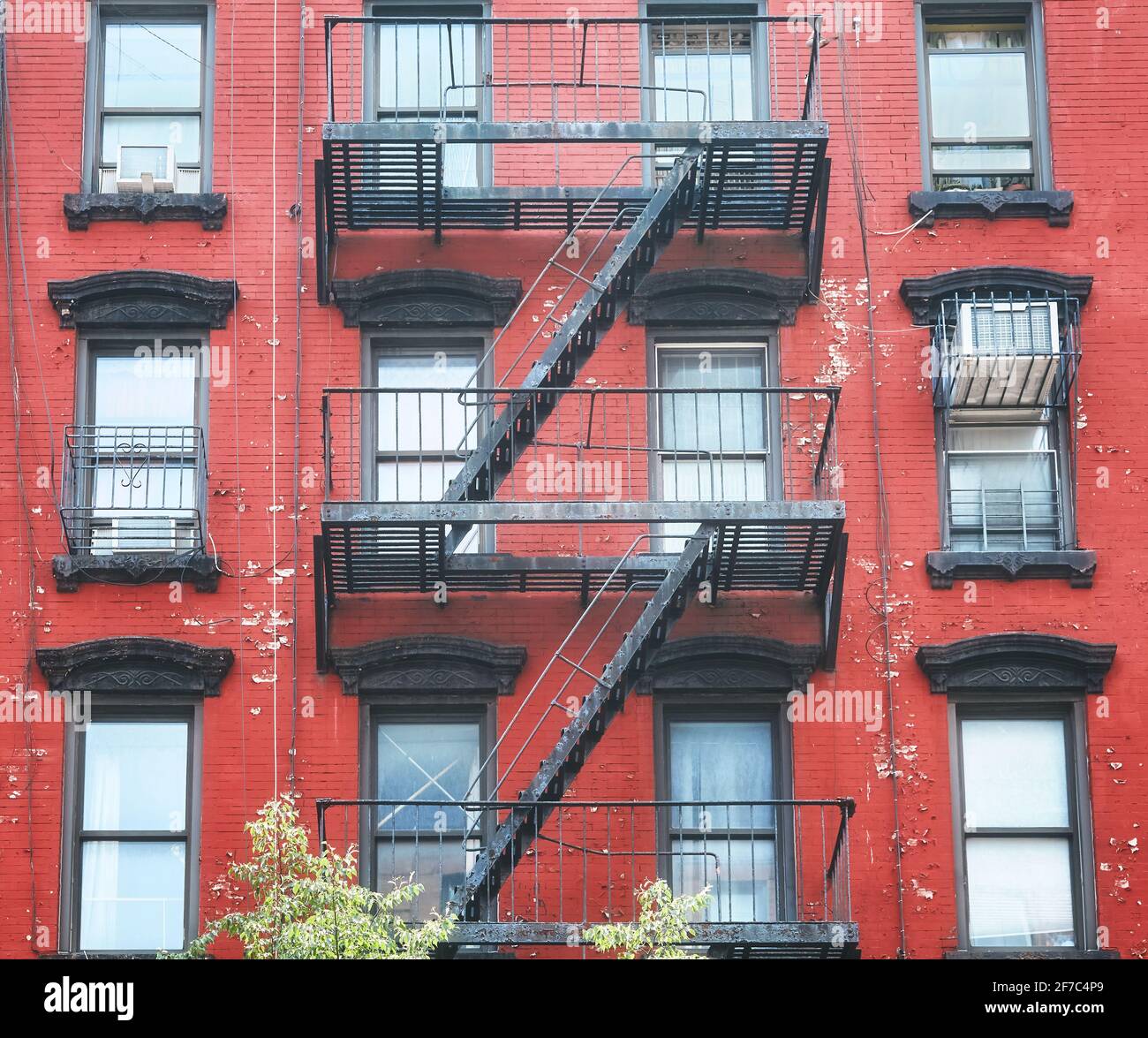Bild eines alten Gebäudes mit Feuerschutzanlage, Farbtonung angewendet, New York City, USA. Stockfoto