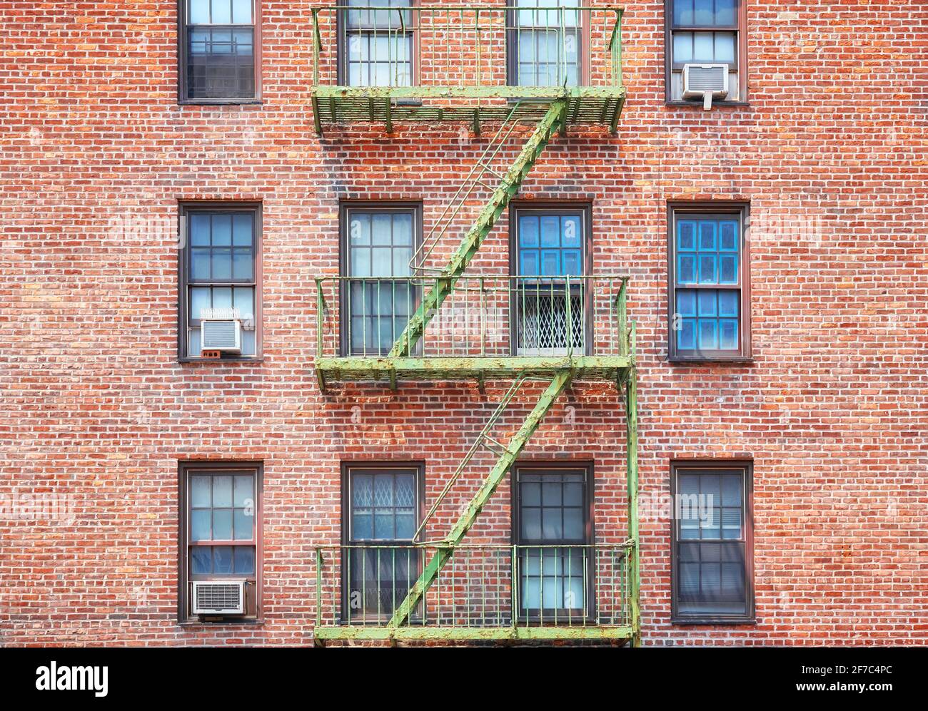 Altes Backsteingebäude mit grüner Feuerschutzanlage, New York City, USA. Stockfoto