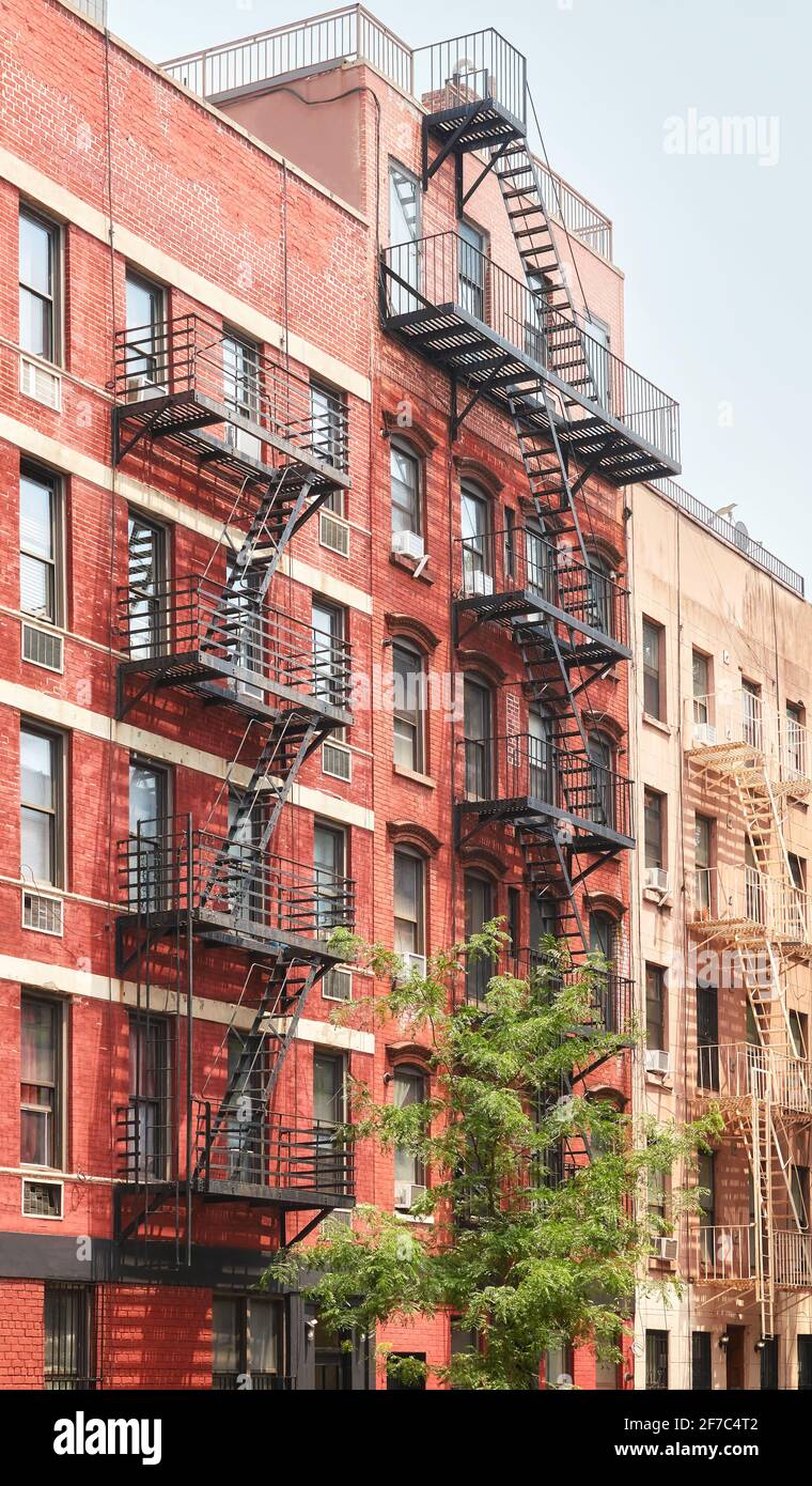 Reihe von alten Gebäuden mit Feuerausbrüchen, New York City, USA. Stockfoto