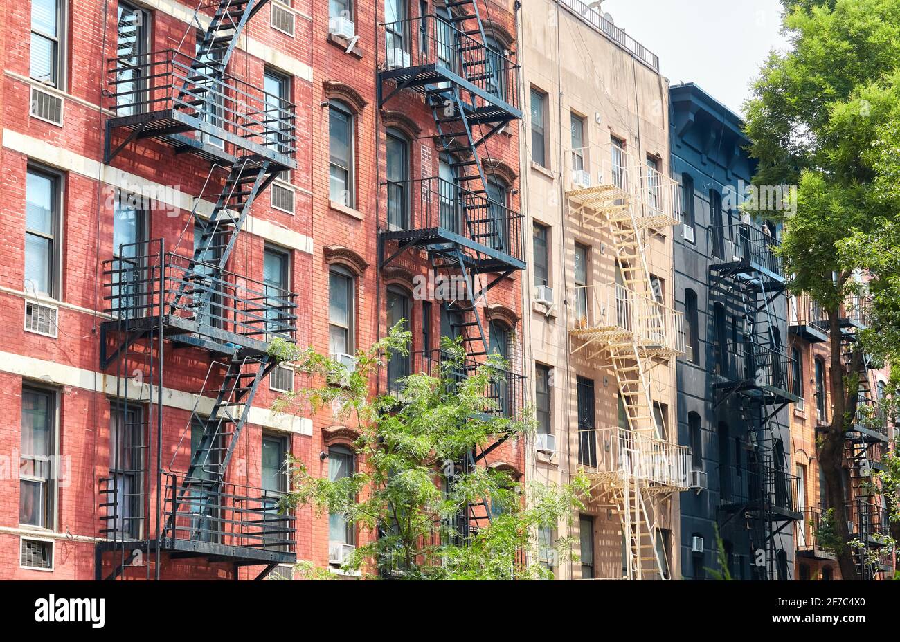 Reihe von alten Gebäuden mit Feuerausbrüchen, New York City, USA. Stockfoto