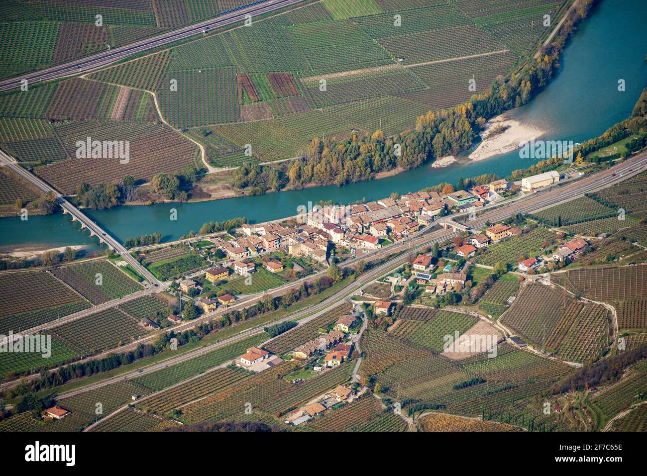 Luftaufnahme des Etschtals oder Vallagarina, vom Gipfel des Corno d'Aquilio mit dem Dorf Borghetto all'Adige, Trentino, Italien, Europa. Stockfoto