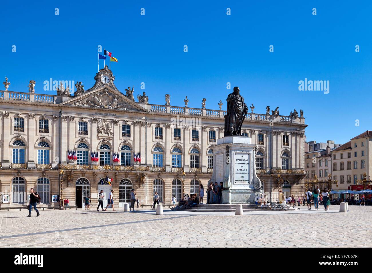 Nancy, Frankreich - Juni 24 2020: Das Denkmal für Stanislas Leszczynski (1831) von Georges Jacquot thront mitten auf dem Place Stanislas gegenüber dem Stockfoto