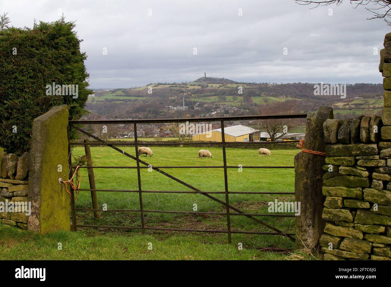 Castle Hill von Honley Village aus gesehen Stockfoto