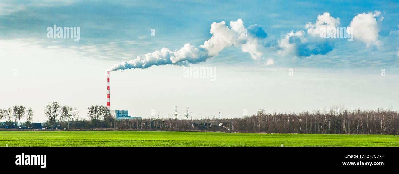 Umweltverschmutzung, Umweltproblem, Rauch aus dem Schornstein einer Industrieanlage oder thermisches Kraftwerk gegen einen bewölkten Himmel, Panorama V Stockfoto