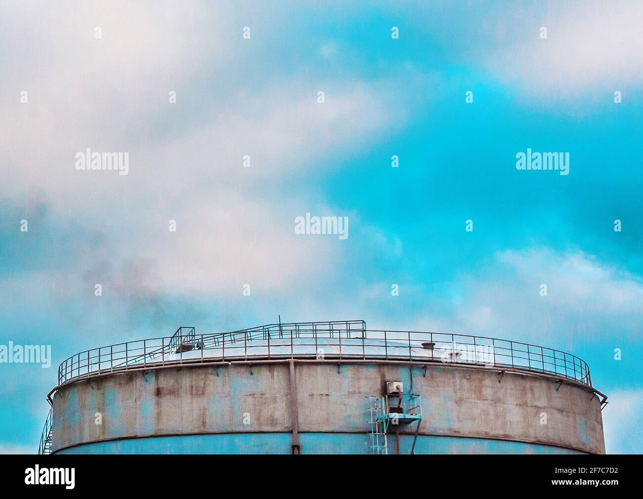 Lagertank für Industrieprodukte gegen den blauen Himmel. Stockfoto