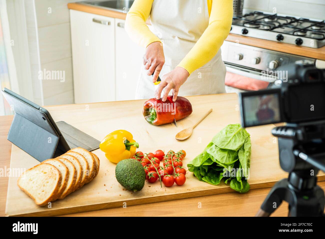 Frau kocht gesunde Lebensmittel in der Küche - Food blogger Aufnahme Video Tutorial zu Hause - Menschen, Lebensmittel und Blogger Konzept Stockfoto