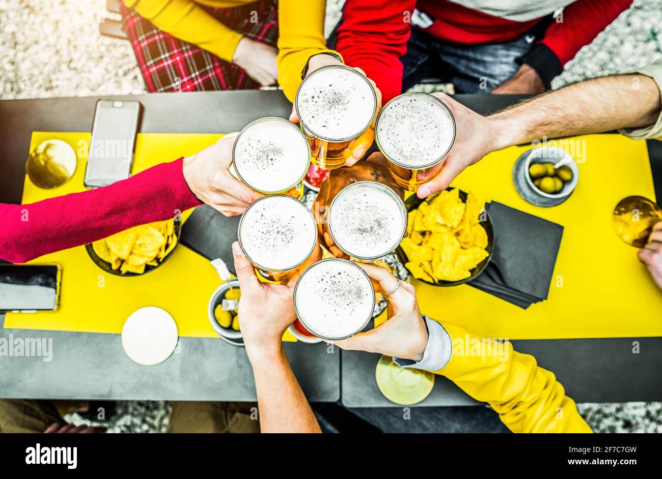 Gruppe von Leuten, die ein Bier in der Brauerei-Kneipe toasten - Freunde, die Spaß haben, Alkohol in der Bar-Restaurant zu trinken - Menschen, Essen und Trinken Konzept Stockfoto