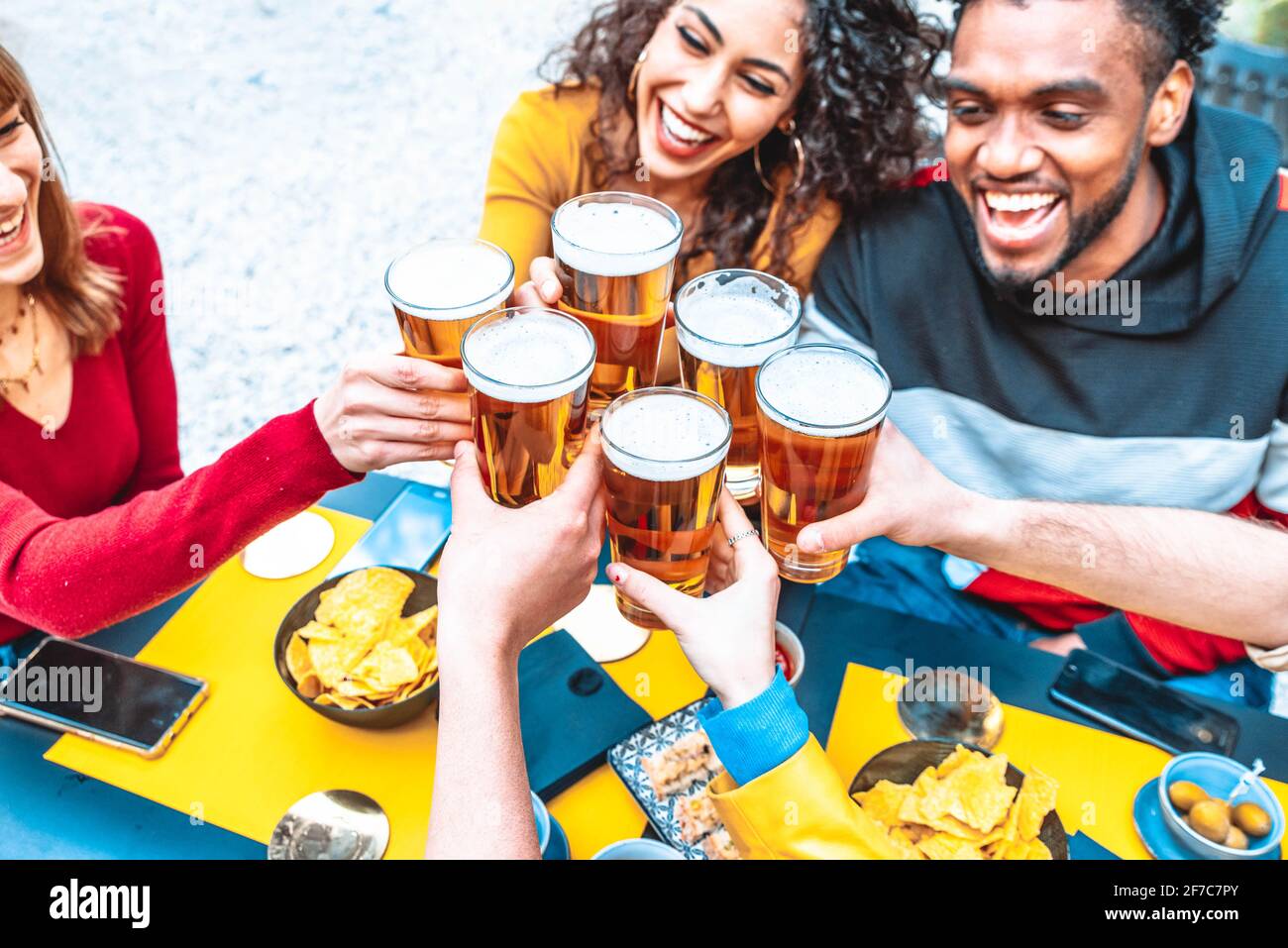 Gruppe multikultureller Freunde, die in der Brauerei Bier trinken und toasten Bar-Restaurant - Glückliche Menschen, die Spaß auf dem Dach haben Party - Fokus auf Brille Stockfoto