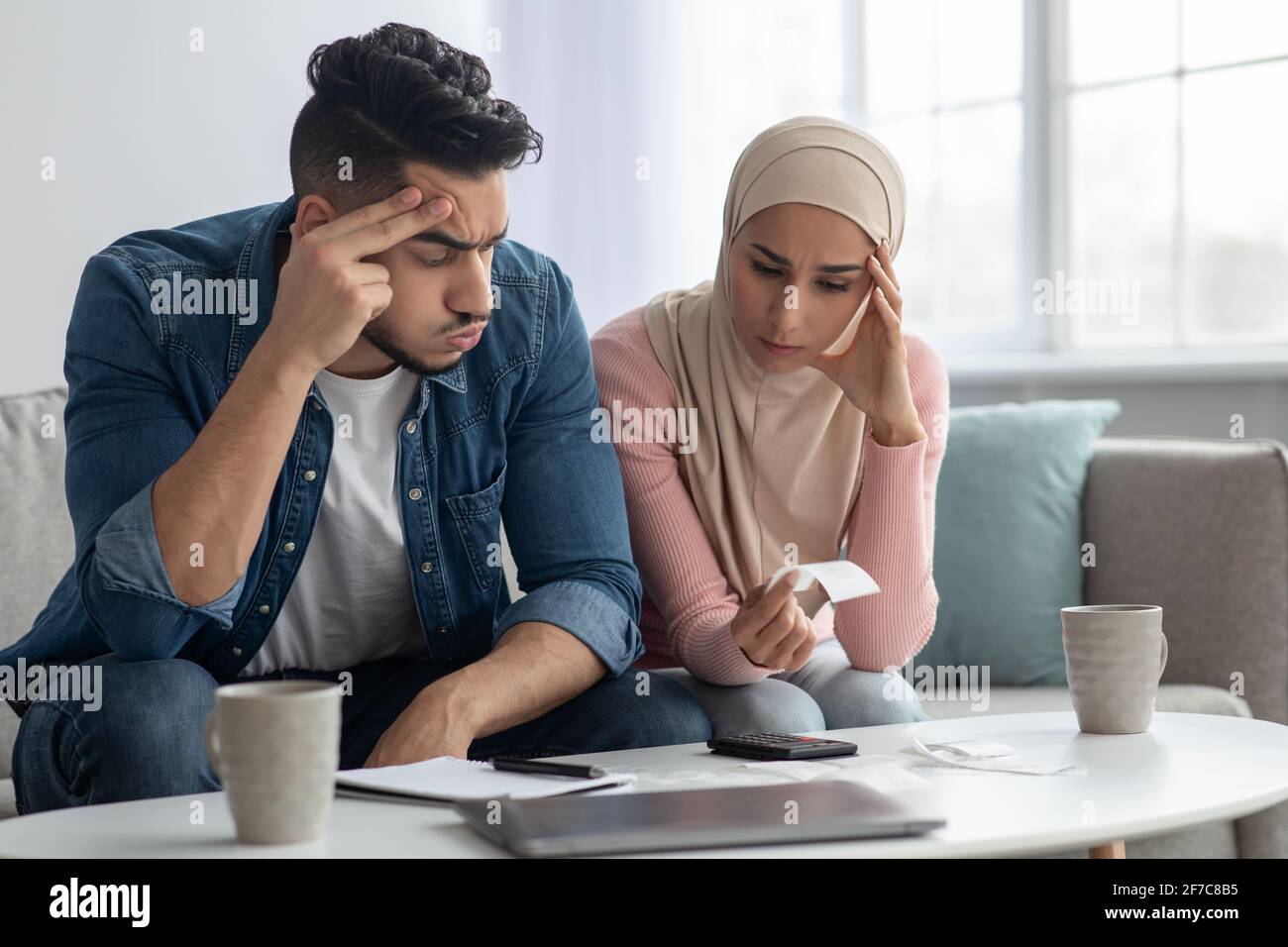 Verwirrte muslimische Familie, die sich Sorgen über ihre Vergeltung gemacht hat Stockfoto