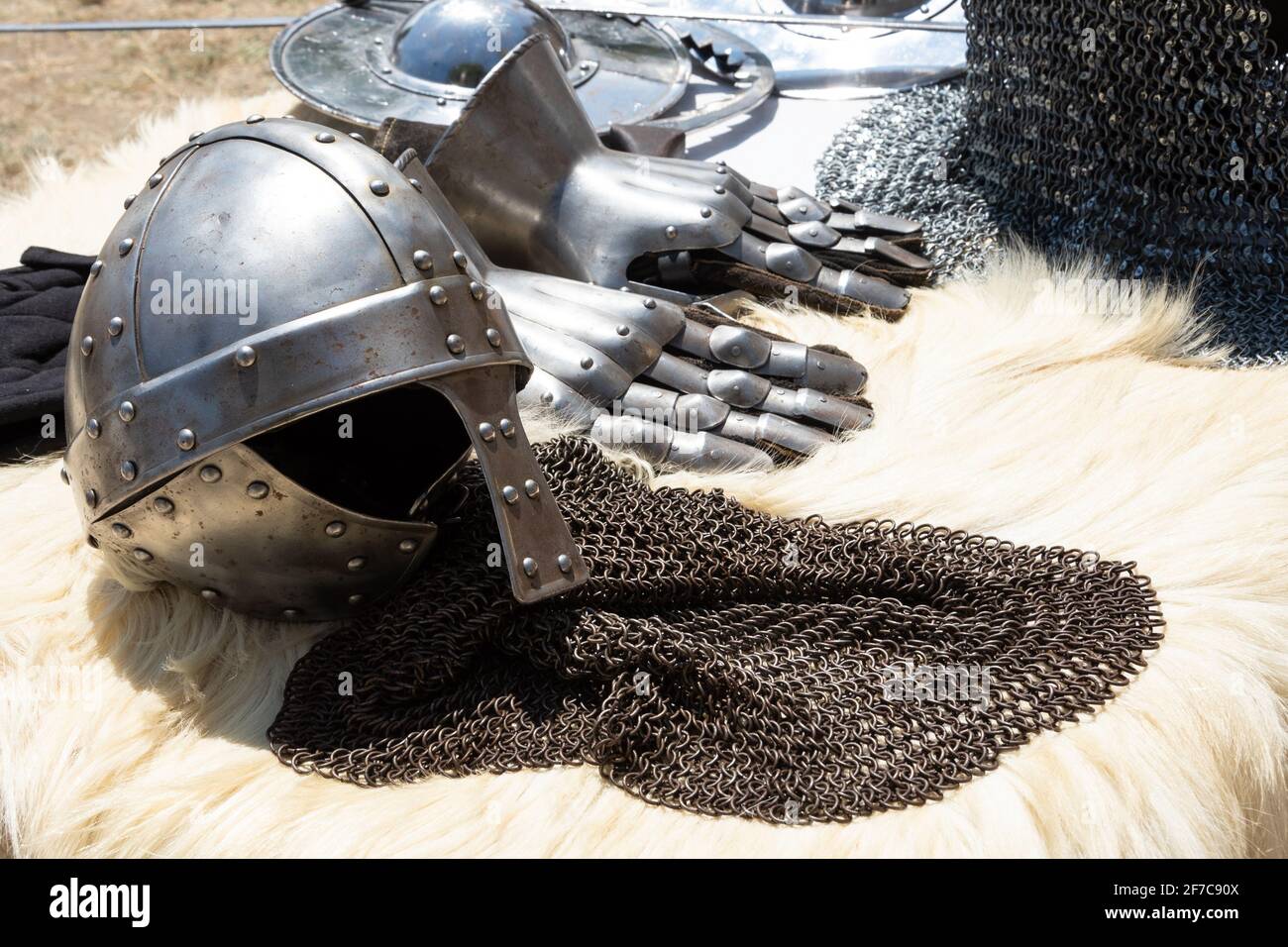 Ritter Helm und Stulpen auf Fell. Mittelalter Rüstung noch  Lebenshintergrund. Mittelalterliches Festival Kriegerlager. Schutzkonzept  Stockfotografie - Alamy