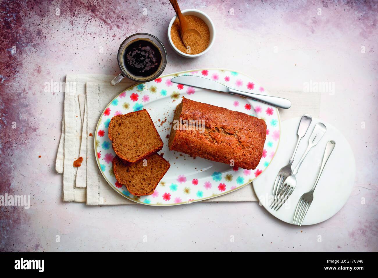Hausgemachter Plumcake mit Rahm und Kaffee Stockfoto