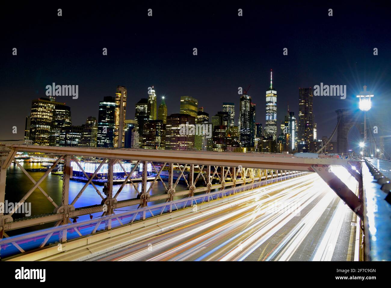 Manhattan von der Brooklyn Bridge, New York, Langzeitbelichtung Stockfoto