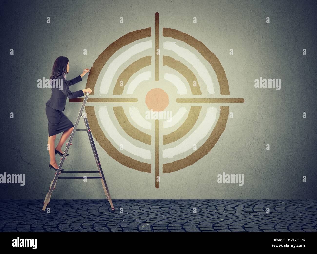 Geschäftsfrau steigt auf, um ein Ziel zu erreichen Stockfoto