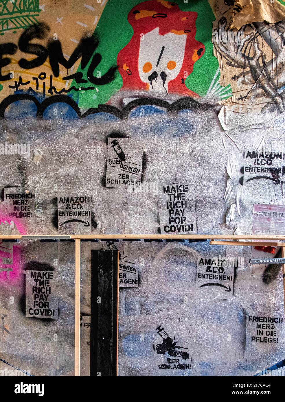 Schablonierte politische Botschaften auf einer mit Graffiti bedeckten Wand in Mitte, Berlin. Politische Schablone Stockfoto