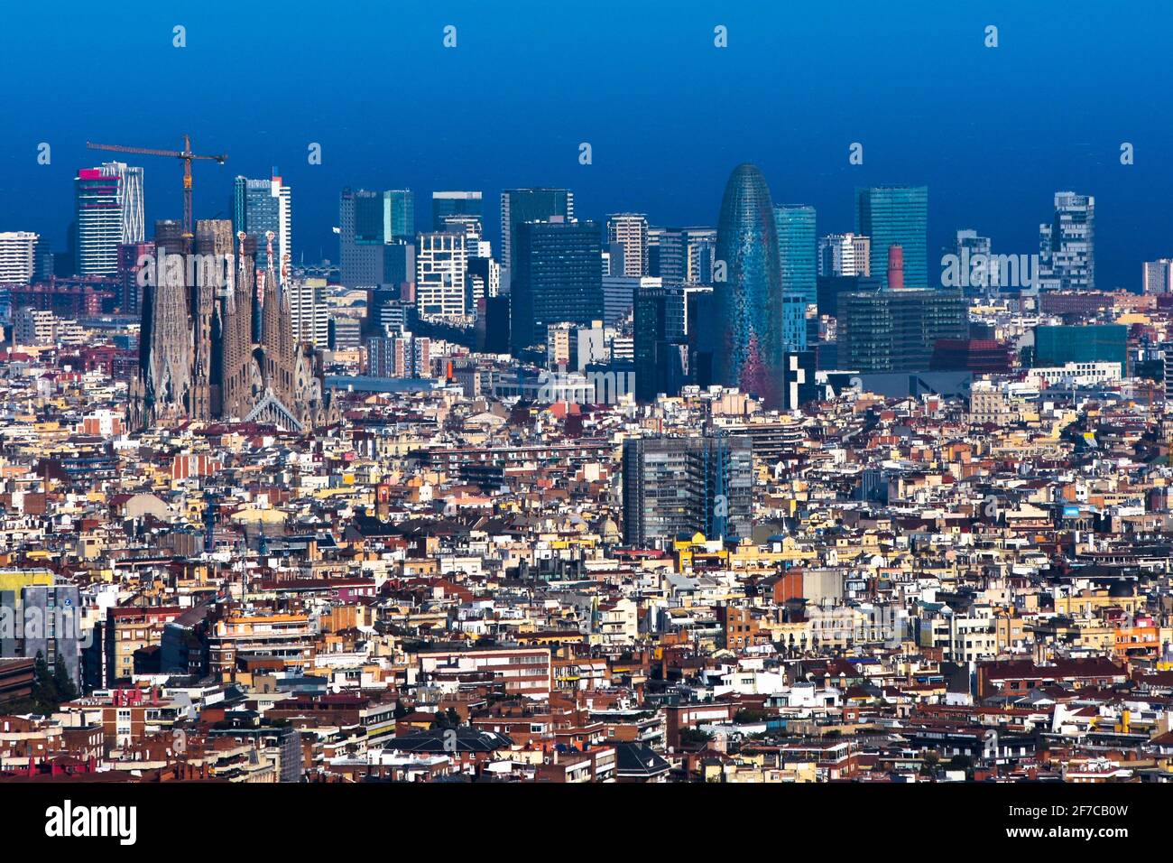 Stadtbild. Barcelona, Katalonien, Spanien Menschenmenge, Gebäude, Sagrada Familia, Agbar Tower, Diagonal mar, Wolkenkratzer. Stockfoto