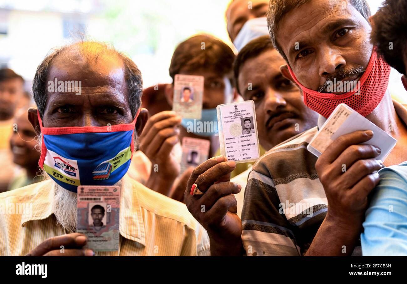 Baruipur, Indien. April 2021. Die Wähler halten nationale Identitätskarten bereit, um ihre Stimmzettel während der Wahlen zur West Bengalen Legislative Assembly 2021 in Baruipur abzugeben. (Foto: Avishek das/SOPA Images/Sipa USA) Quelle: SIPA USA/Alamy Live News Stockfoto