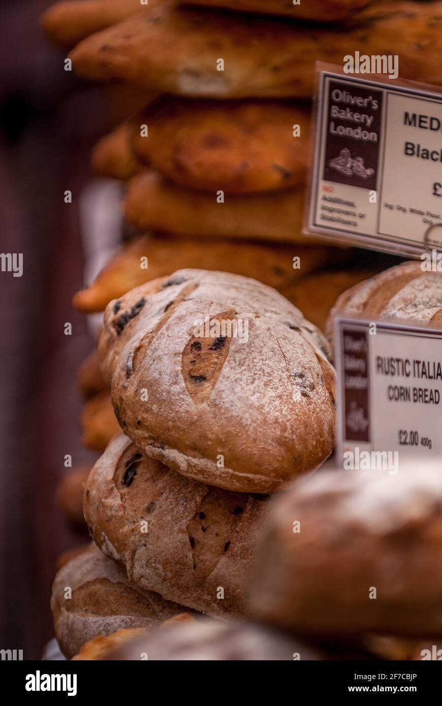 Rustikale Brotlaibe aus Kunsthandwerk werden am Oliver's Bakery Market Stand in London ausgestellt Stockfoto