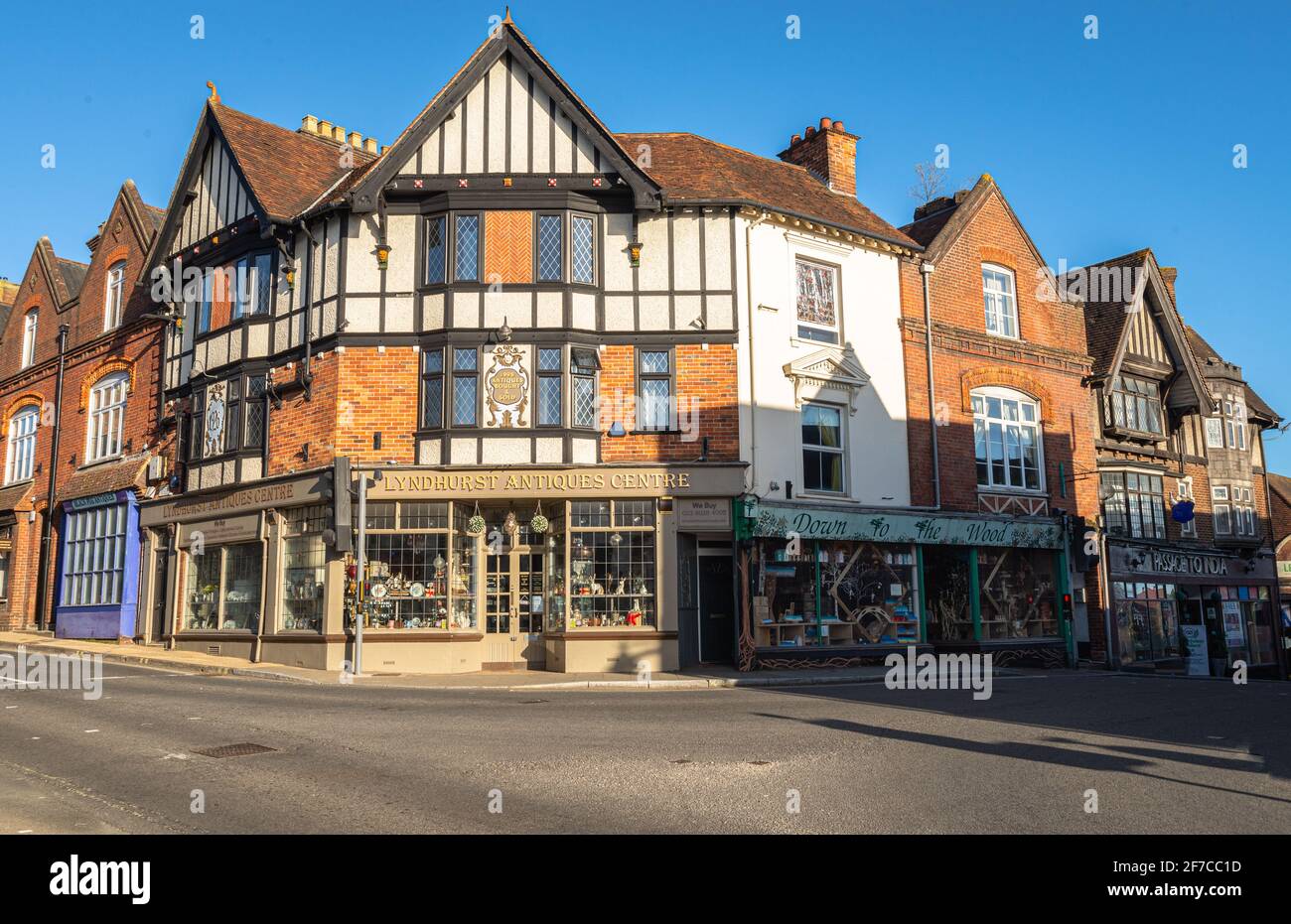 Das Lyndhurst Antiques Center ist an einem sonnigen Tag das größte Antiquitätenzentrum im Herzen des neuen Waldes in Lyndhurst, Hampshire, England, Großbritannien. Stockfoto