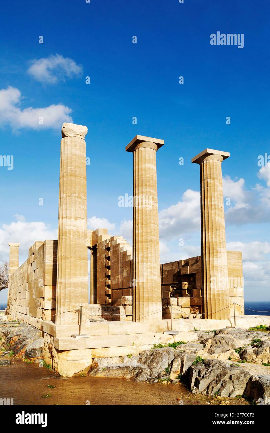 Tempel der Athene Lindia auf der Akropolis von Lindos auf Rhodos, Griechenland. Die antike griechische Kultstätte ist der Athene gewidmet. Stockfoto