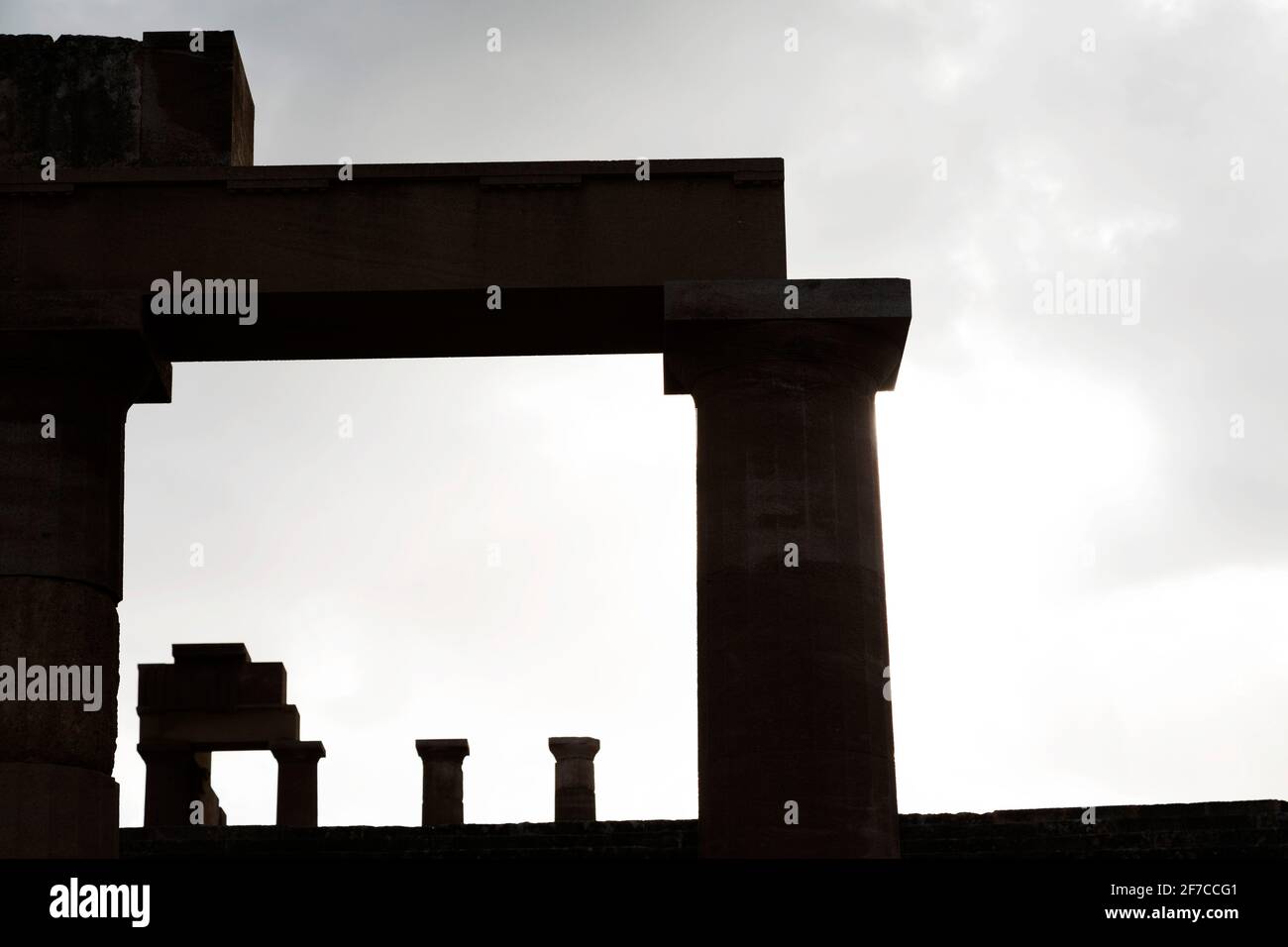 Smei-silhouttierte dorische Säulen auf der Akropolis von Lindos auf Rhodos, Griechenland. Die Lindische Akropolis ist ein Erbe des antiken Griechenlands. Stockfoto