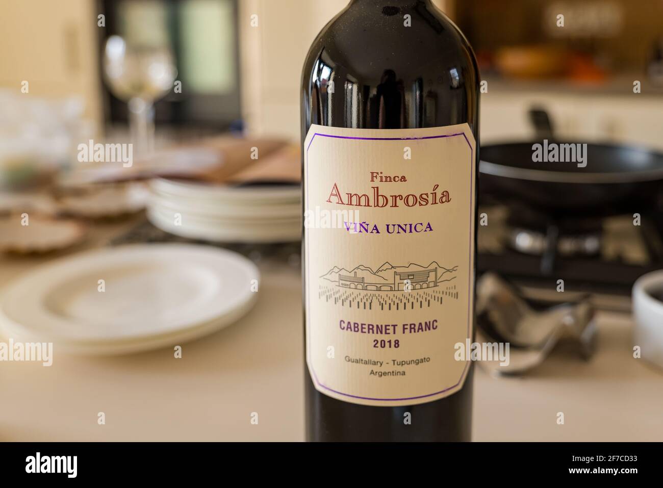 Flasche argentinischen Rotweins auf der Küchentheke während der Lebensmittelzubereitung: Finca Ambrosia Viña Única Cabernet Franc 2018 Stockfoto