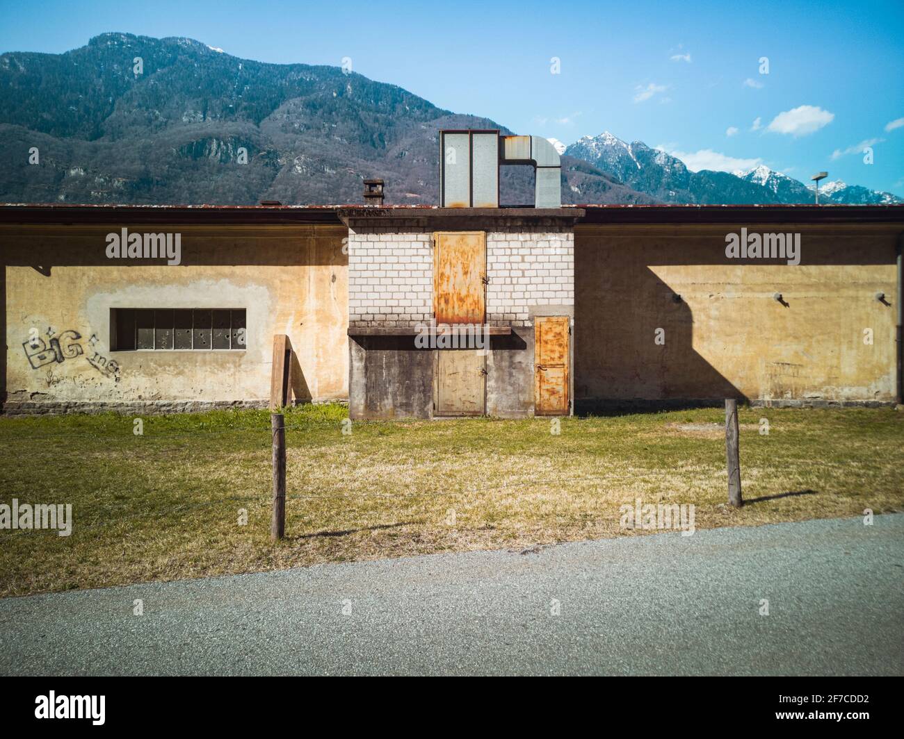 Verlassene Fabrik Vorderansicht im Tal. Blick auf Biasca in der Schweiz. Niemand drinnen Stockfoto
