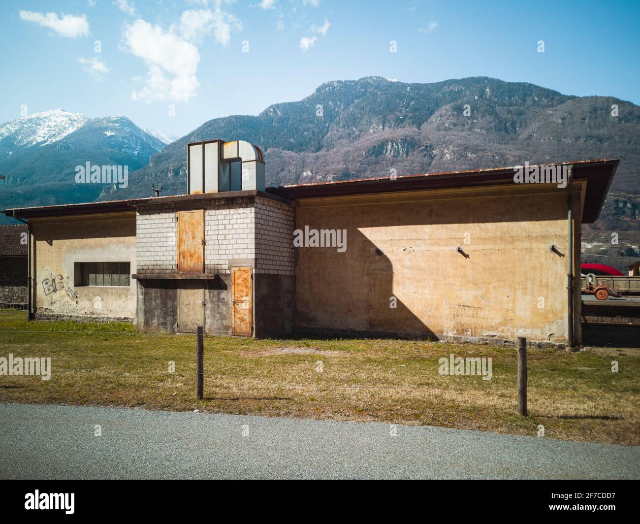 Verlassene Fabrik Vorderansicht im Tal. Blick auf Biasca in der Schweiz. Niemand drinnen Stockfoto