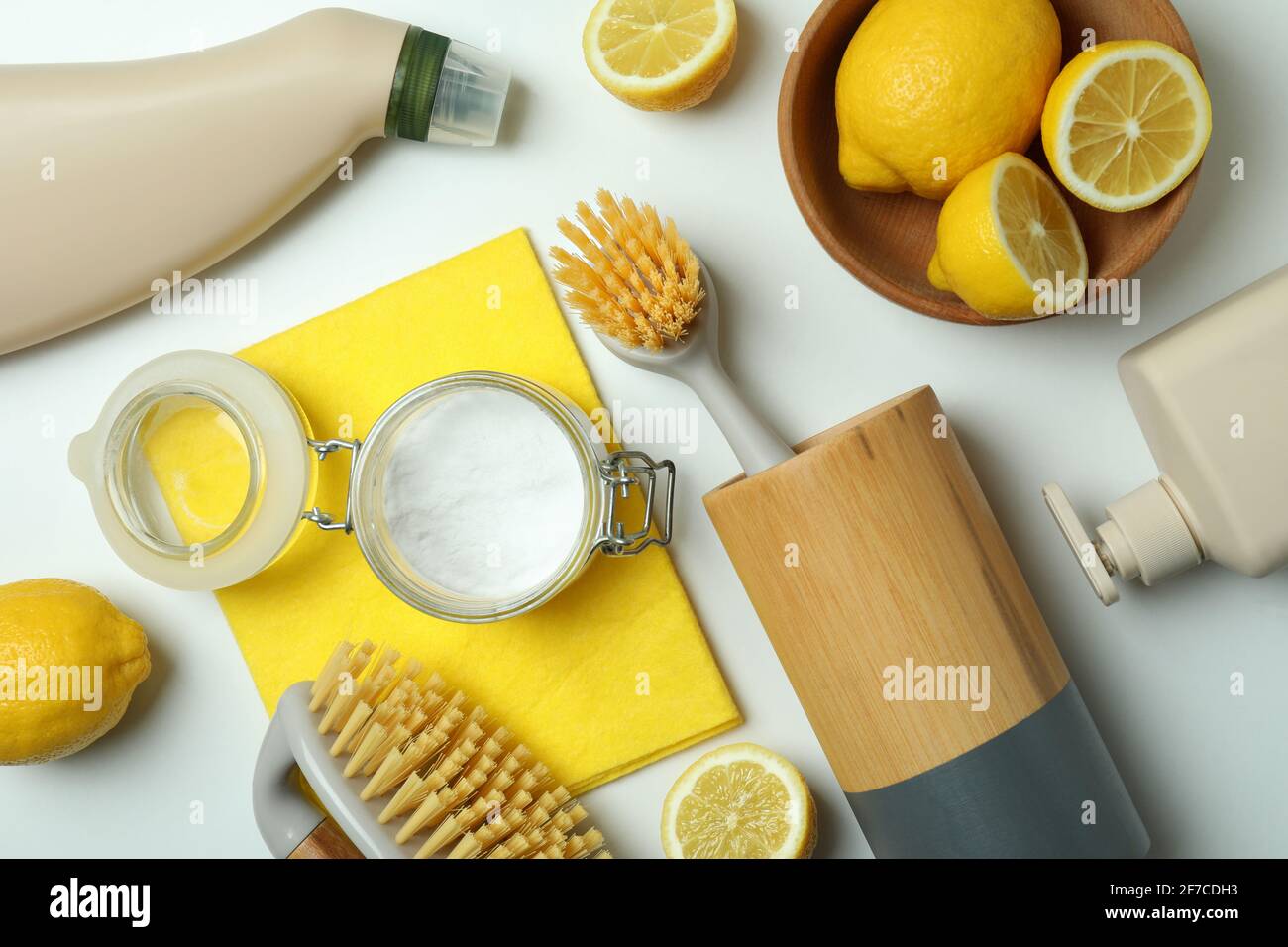Reinigungskonzept mit umweltfreundlichen Reinigungswerkzeugen und Zitronen auf Weißer Hintergrund Stockfoto