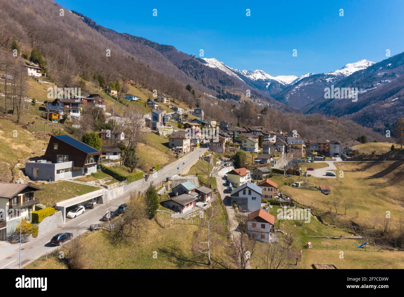 Luftaufnahme des Morobbia-Tals, Winterlandschaft an einem sonnigen Tag mit Schnee auf den Bergen. Blauer Himmel. Der Ort liegt im Kanton Tessin, Schweiz. Stockfoto