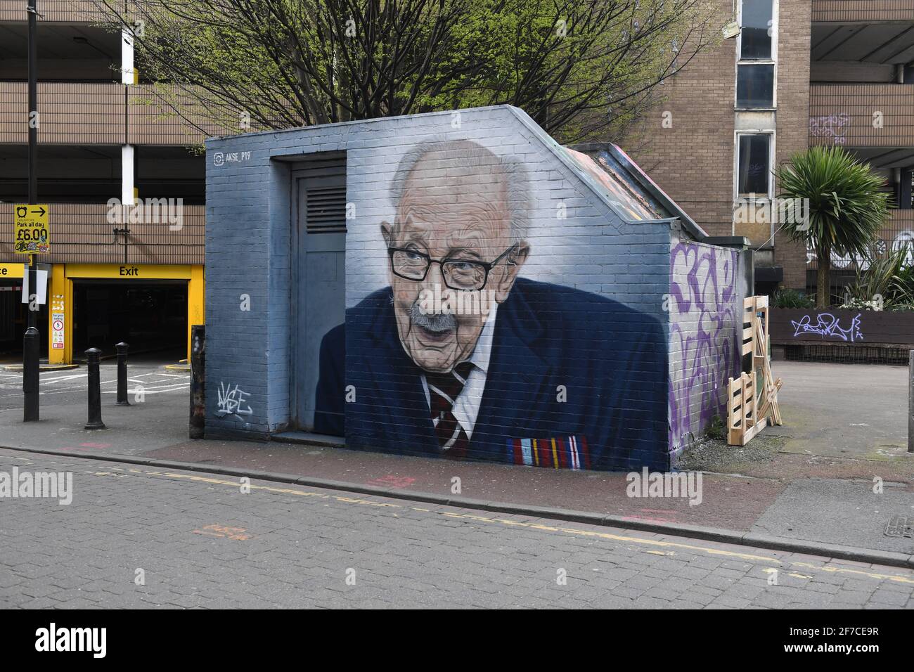 Sir Captain Tom Moore Mural Manchester - der lokale Straßenkünstler Akse-P19 hat den Mural an der Ecke TIB Street und Thomas Street, Captain, gemalt Stockfoto