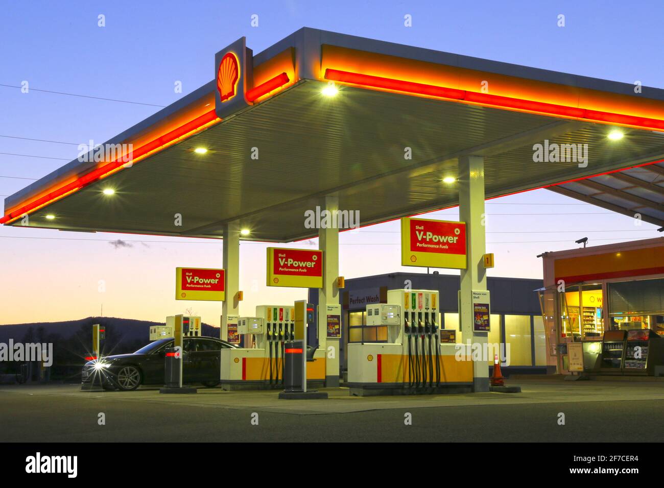 Shell filling station Fotos und Bildmaterial in hoher Auflösung Alamy