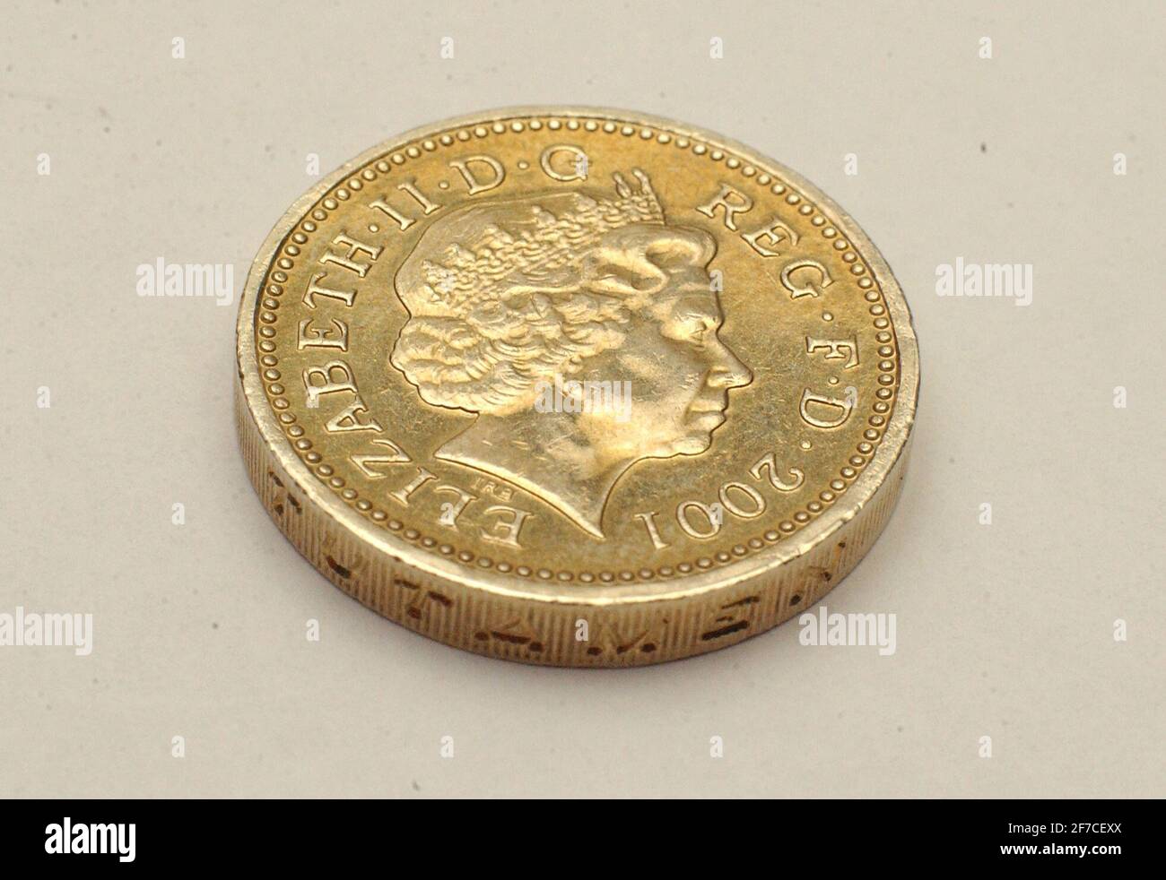 Der Kopf der Königin auf einer Pfund-Münze für Budget day,16 April 2002 Foto Andy Paradise Stockfoto