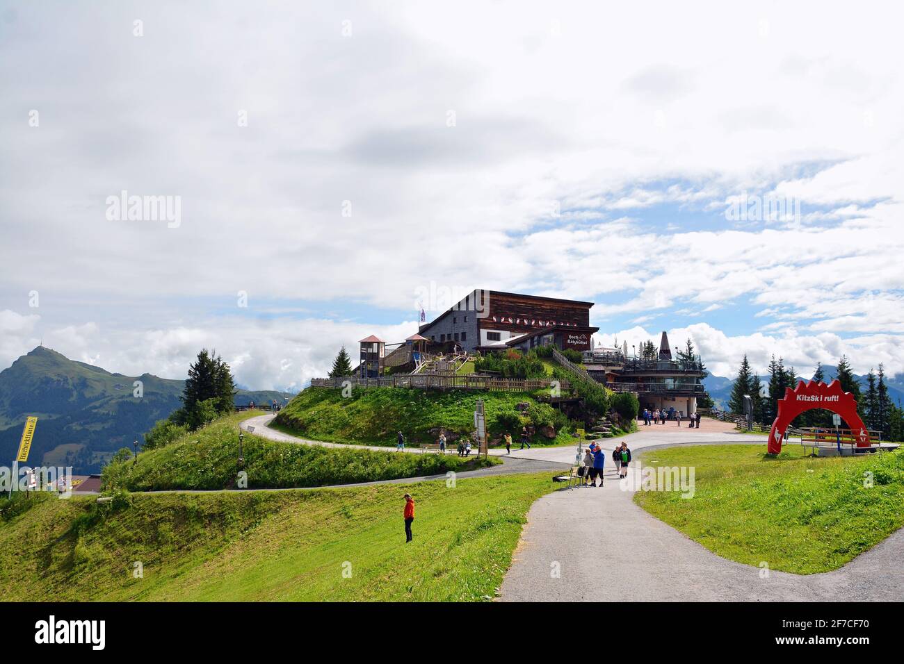 Kitzbühel, Österreich - 28. Juli 2017. Hahnenkamm Seilbahnstation und KitzSki Resort, Österreichische Alpen Stockfoto