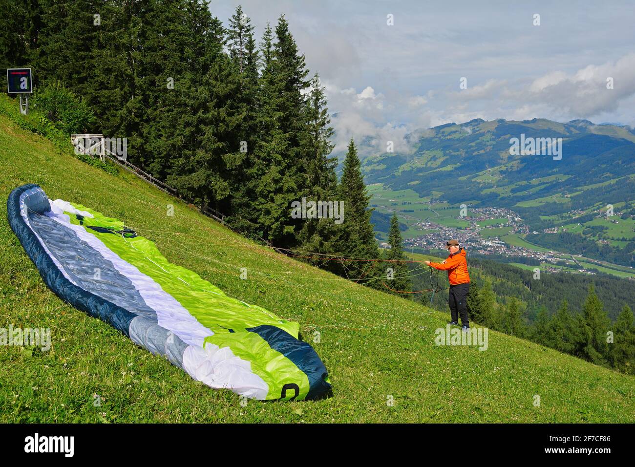 Kitzbühel, Österreich - 28. Juli 2017. Paragliding am Hahnenkamm, KitzbüSkigebiet der Alpen im Sommer, Kitzbühel, Tirol , Österreich. Stockfoto