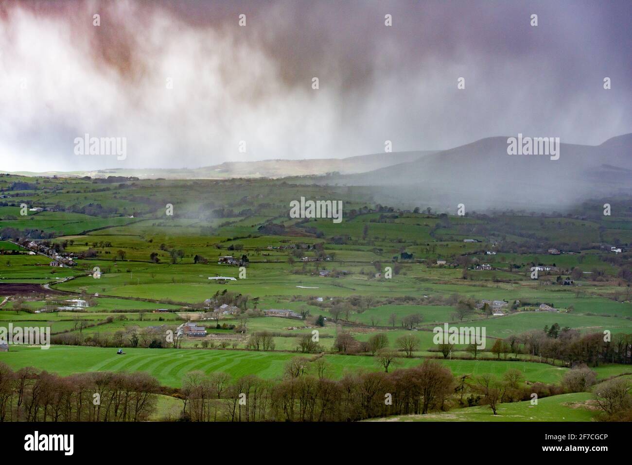 Preston, Lancashire, Großbritannien. April 2021. Schneeschauer über den Lancashire Fells, in der Nähe von Preston, Lancashire. Quelle: John Eveson/Alamy Live News Stockfoto