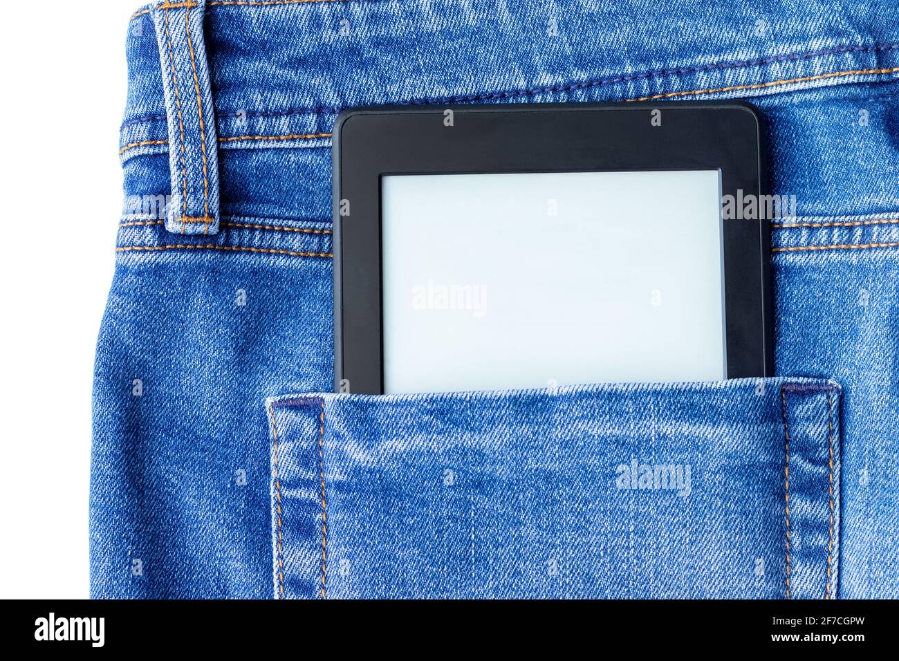 Ein modernes schwarzes elektronisches Buch mit einem leeren Bildschirm in der Gesäßtasche von leuchtend blauen Jeans. Mockup-Tablett Stockfoto