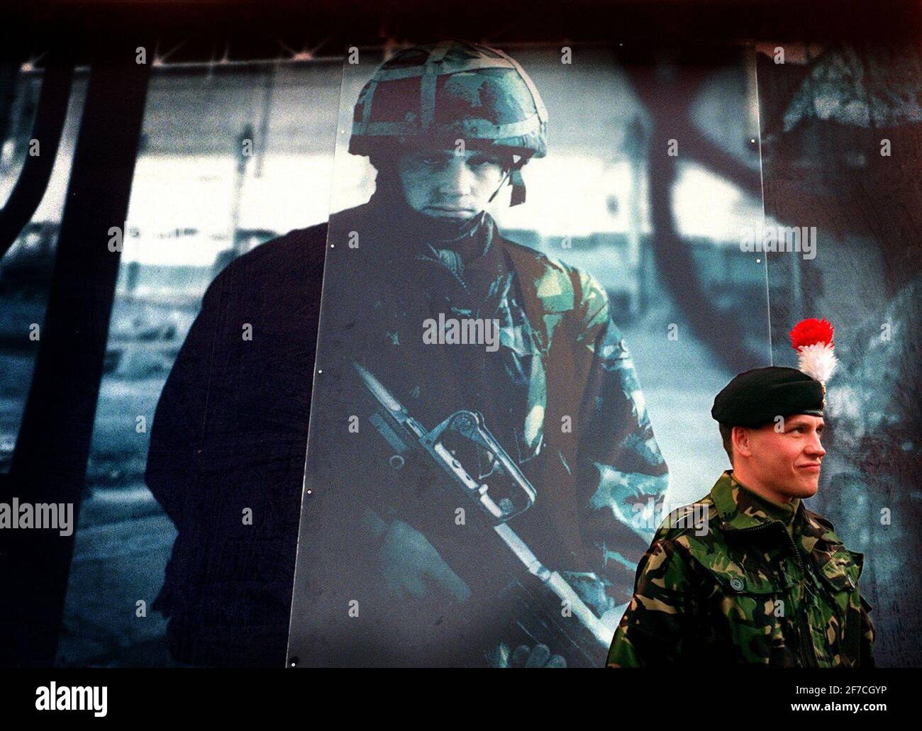 NEUE REKRUTIERUNGSKAMPAGNE FÜR DIE TERRITORIALE ARMEE, DIE AUF DER MOD IN LONDON GESTARTET WURDE. EINES DER NEUEN PLAKATE, MIT DEM MANN, DER DARIN ABGEBILDET IST. ER IST 24 JAHRE ALT, JOE ROSS, DER EIN PRIVATMANN MIT DEN FUSILIERS IST Stockfoto