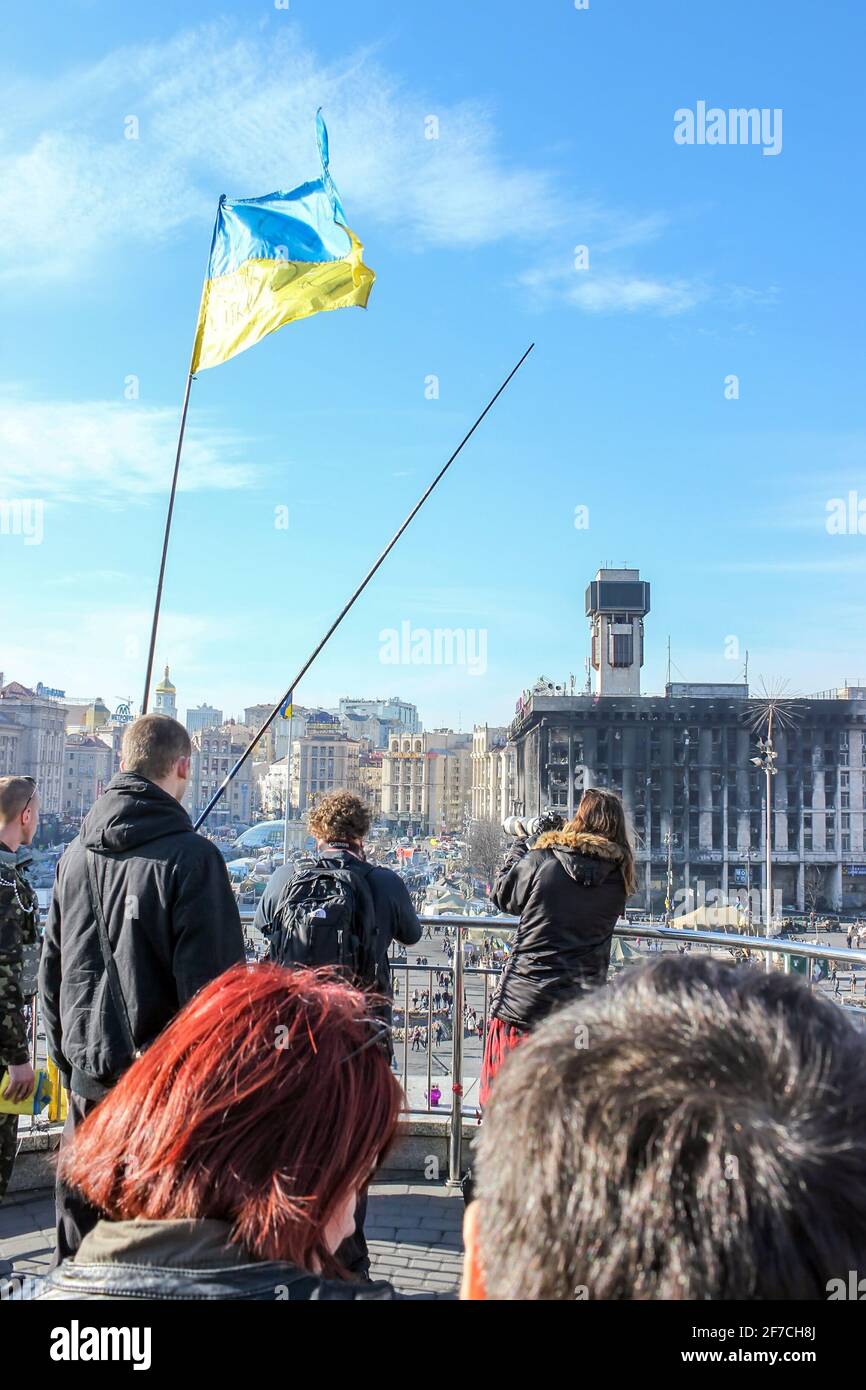 KIEW, UKRAINE - 13. MÄRZ 2014: Jared Leto und sein Kameramann in der Nähe des Metallzauns fotografieren eine Zeltstadt, die über dem Maidan Nezalezhnosti steht Stockfoto