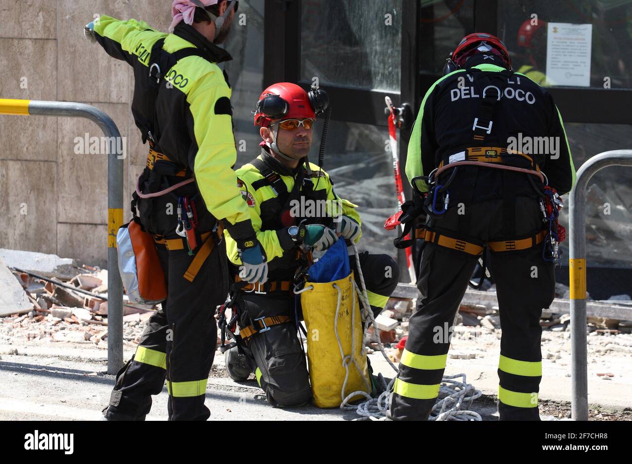 L'Aquila, Italien - 6. April 2009: Retter bei der Arbeit in den Trümmern der Stadt, die durch das Erdbeben zerstört wurden Stockfoto
