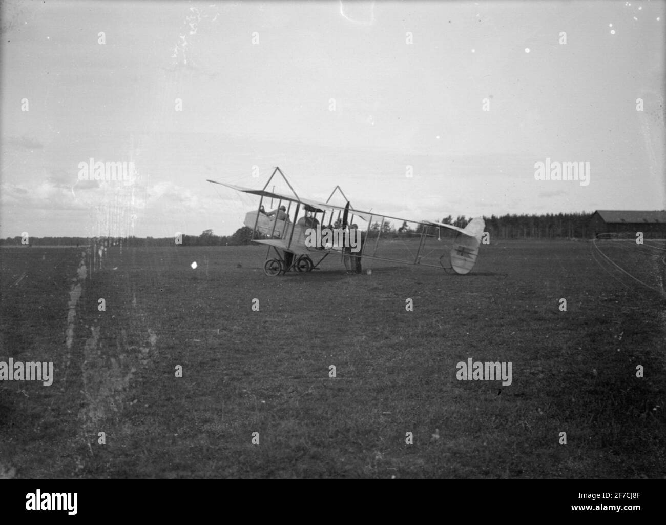 Ernst Axfors Sammlung 42 Flugzeugtyp Farman HF 22 (B 2) auf dem Flugplatz am Erz. Fahrer vor Ort und Techniken rund um das Flugzeug. Stockfoto