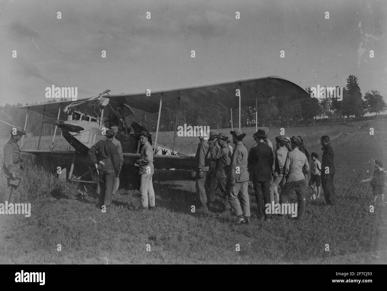 Albatros biia auf einem Feld Motiv: Flugzeug albatros biia auf einem Feld. Militär und Menschenmenge rund um das Flugzeug. Stockfoto