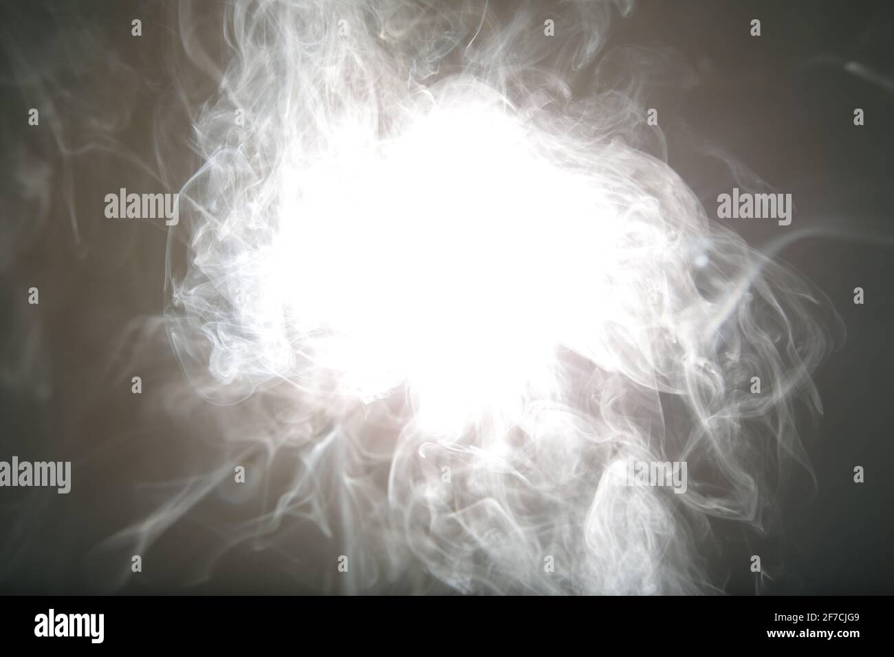 Das helle weiße Licht der Lampe leuchtet weißen Rauch auf Im Dunkeln  Stockfotografie - Alamy