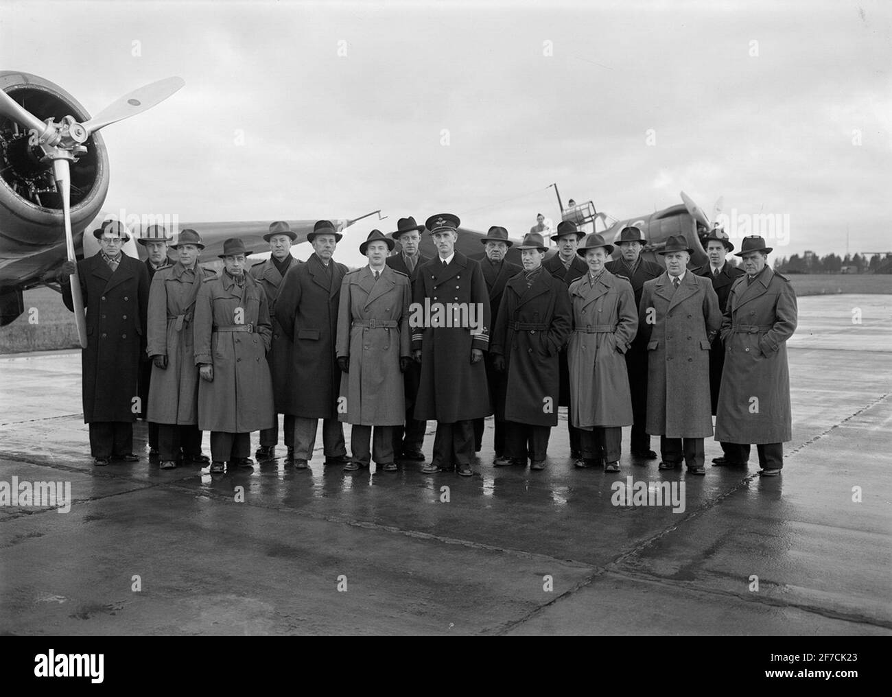 Teilnehmer des Fotografen der F 3 Östgöta-Flugflotte, 1943 Teilnehmer am Fotokurs der F 3 Östgöta-Flugflotte am 22-26. November 1943. Gruppenportrait vor Flugzeug 17. Stockfoto