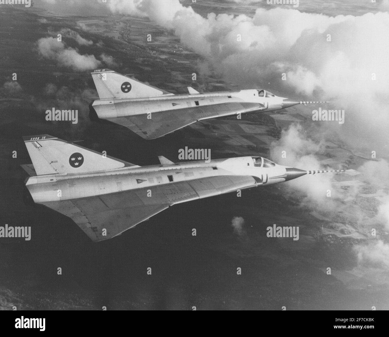 Zwei Saab 35 Draken in RoteFormation zwei Musterflugzeuge Saab 35 Draken fliegen in Roteformation. Stockfoto