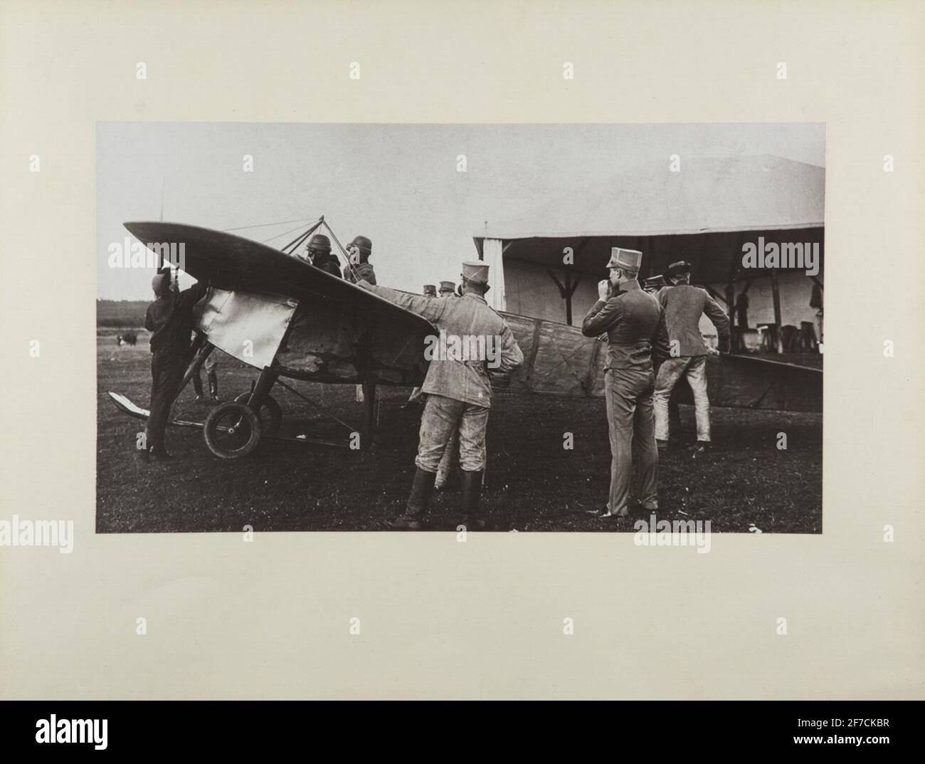 Flugzeug M 1 Nieuort bei Axvalla Hed, 1912 Flugzeug M 1 Nieuort bei Axvalla Hed. Militärische Meilen rund um das Flugzeug. Auf dem Fahrersitz sitzt Gösta von Porat. Rechts in militärischer Polsterung ist Allan Junner. Großformatiges, montiertes Foto. Stockfoto