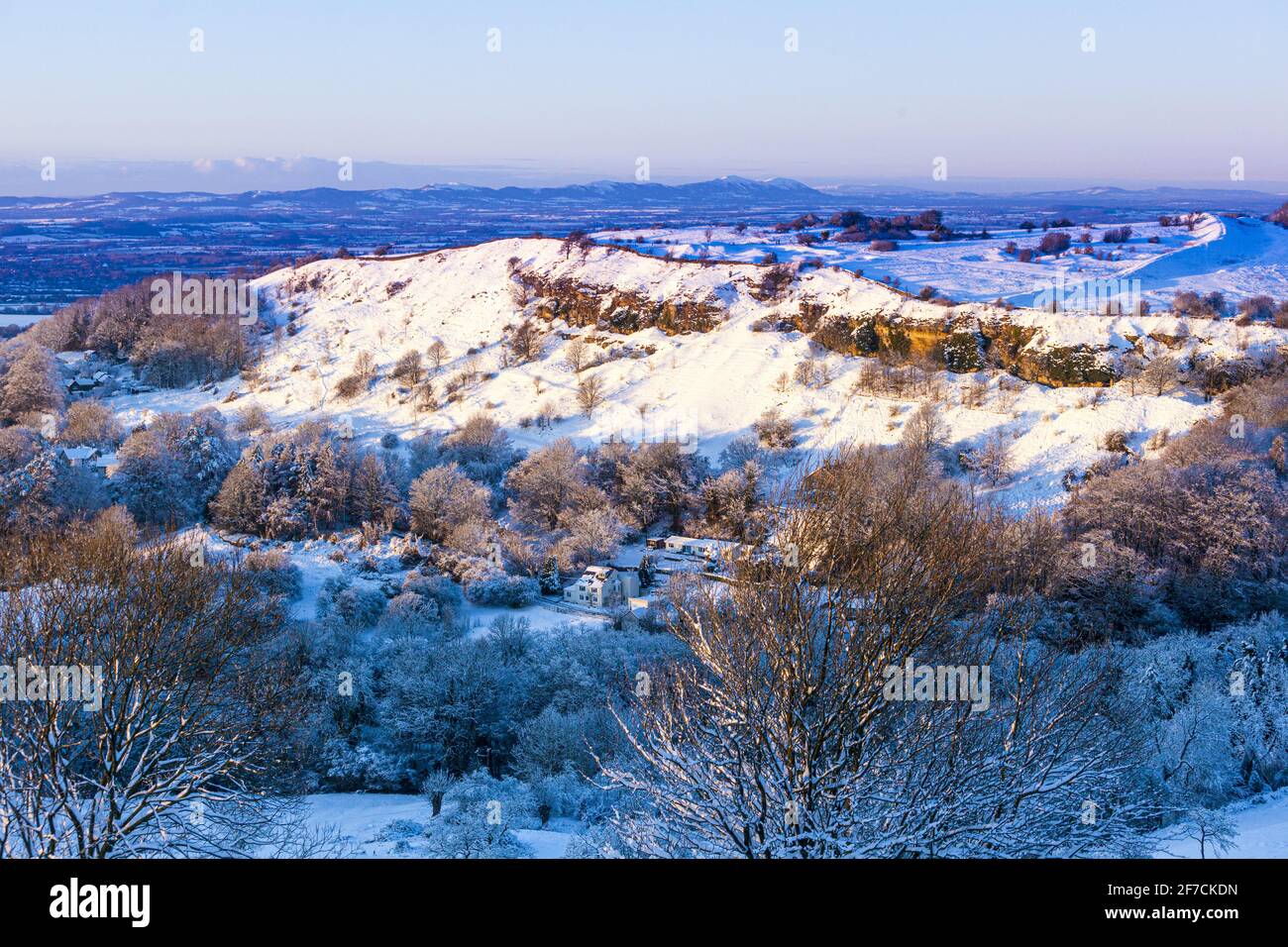 Früher Winterschnee auf Crickley Hill, von Barrow Wake aus gesehen, Gloucestershire, Großbritannien Stockfoto